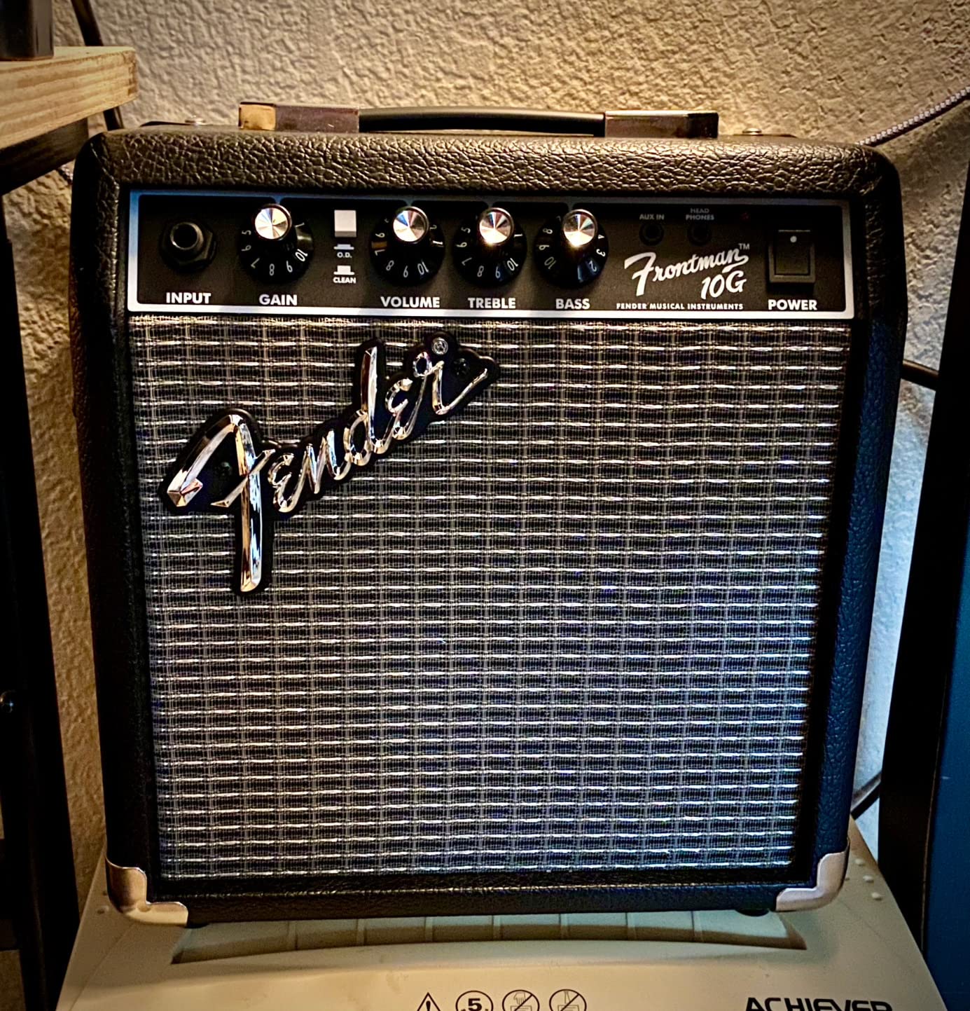 Fender Frontman 10G Guitar Amp, 10 Watts, with 2-Year Warranty, 6 Inch Fender Special Design Speaker, 5.75Dx10.25Wx11H Inches - Customer Photo 1
