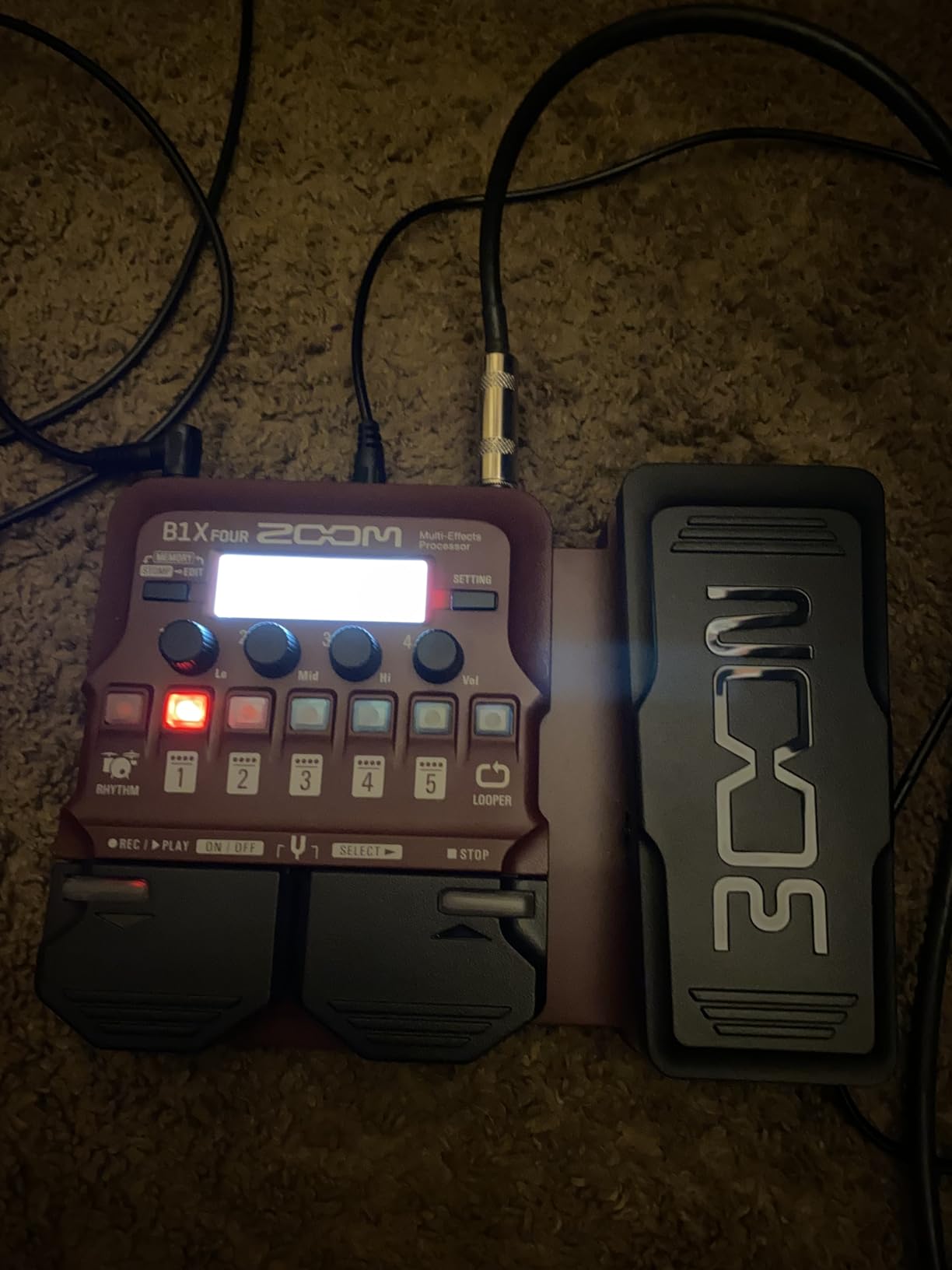 Zoom B1X Four Bass Multi-Effects Processor with Expression Pedal, with 70+ Built-in Effects, Amp Modeling, Looper, Rhythm Section, Tuner, Battery Powered - Customer Photo 1