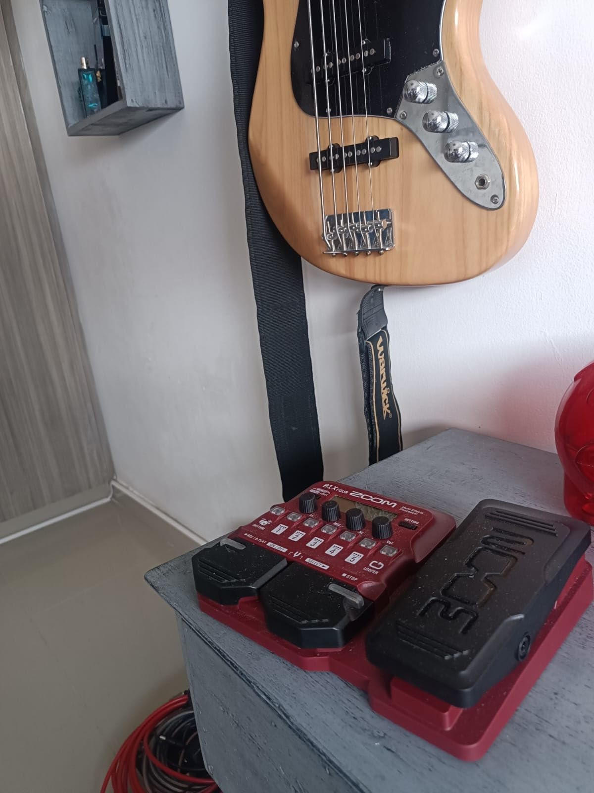 Zoom B1X Four Bass Multi-Effects Processor with Expression Pedal, with 70+ Built-in Effects, Amp Modeling, Looper, Rhythm Section, Tuner, Battery Powered - Customer Photo 2