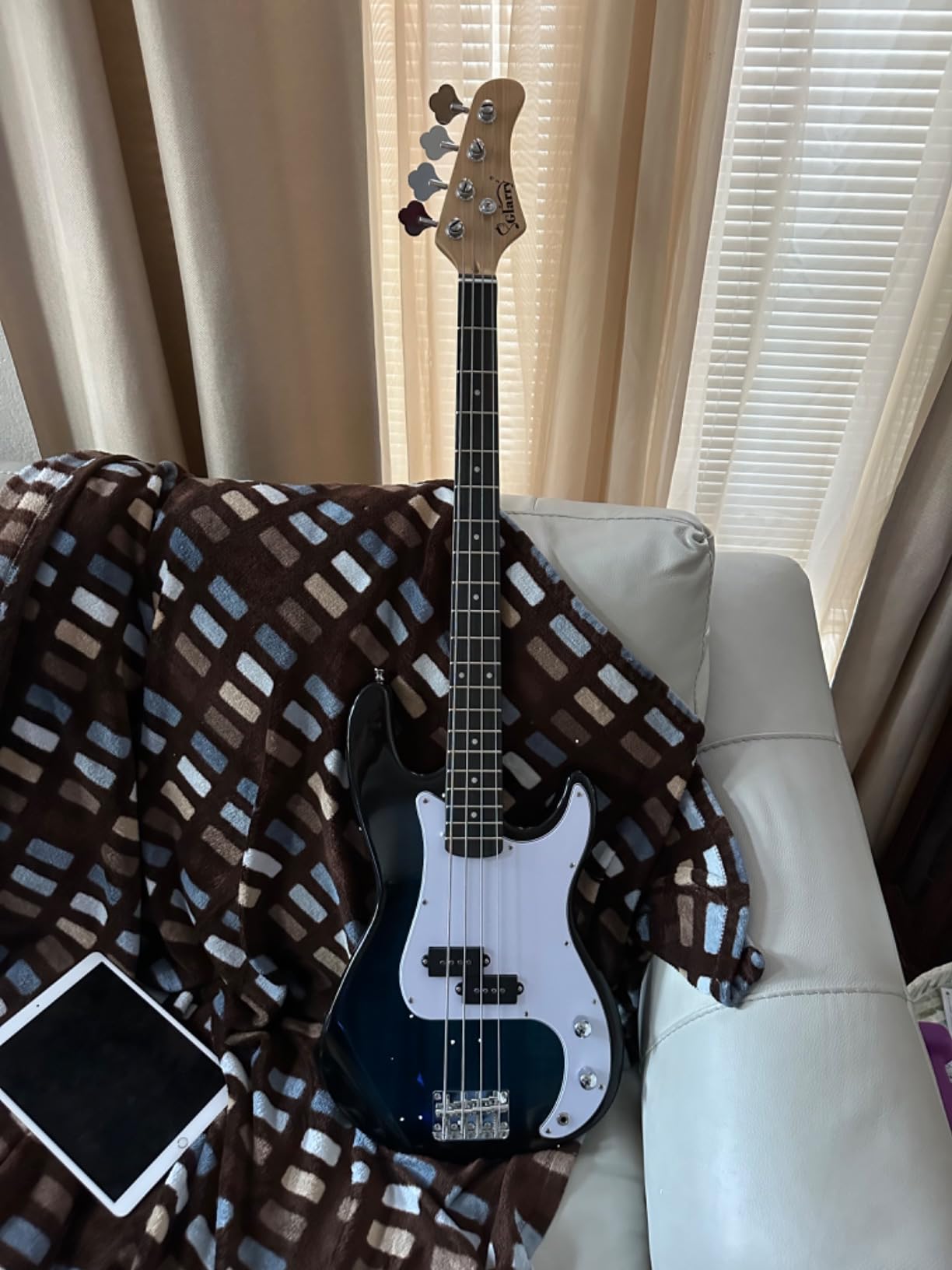 GLARRY Full Size Electric Bass Guitar Beginner Kit 4 String with AMP, Cable, Strap, Bag and Accessories (Black) - Customer Photo 2