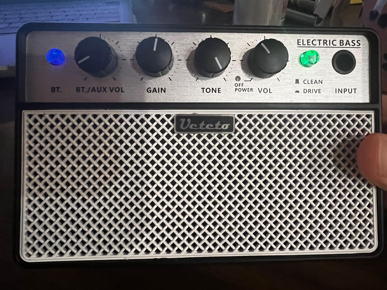 Ueteto 10W Mini Bass Amp, Portable and Rechargeable Bass Guitar Practice Amplifier with Clean and Drive Channels - Customer Photo 2